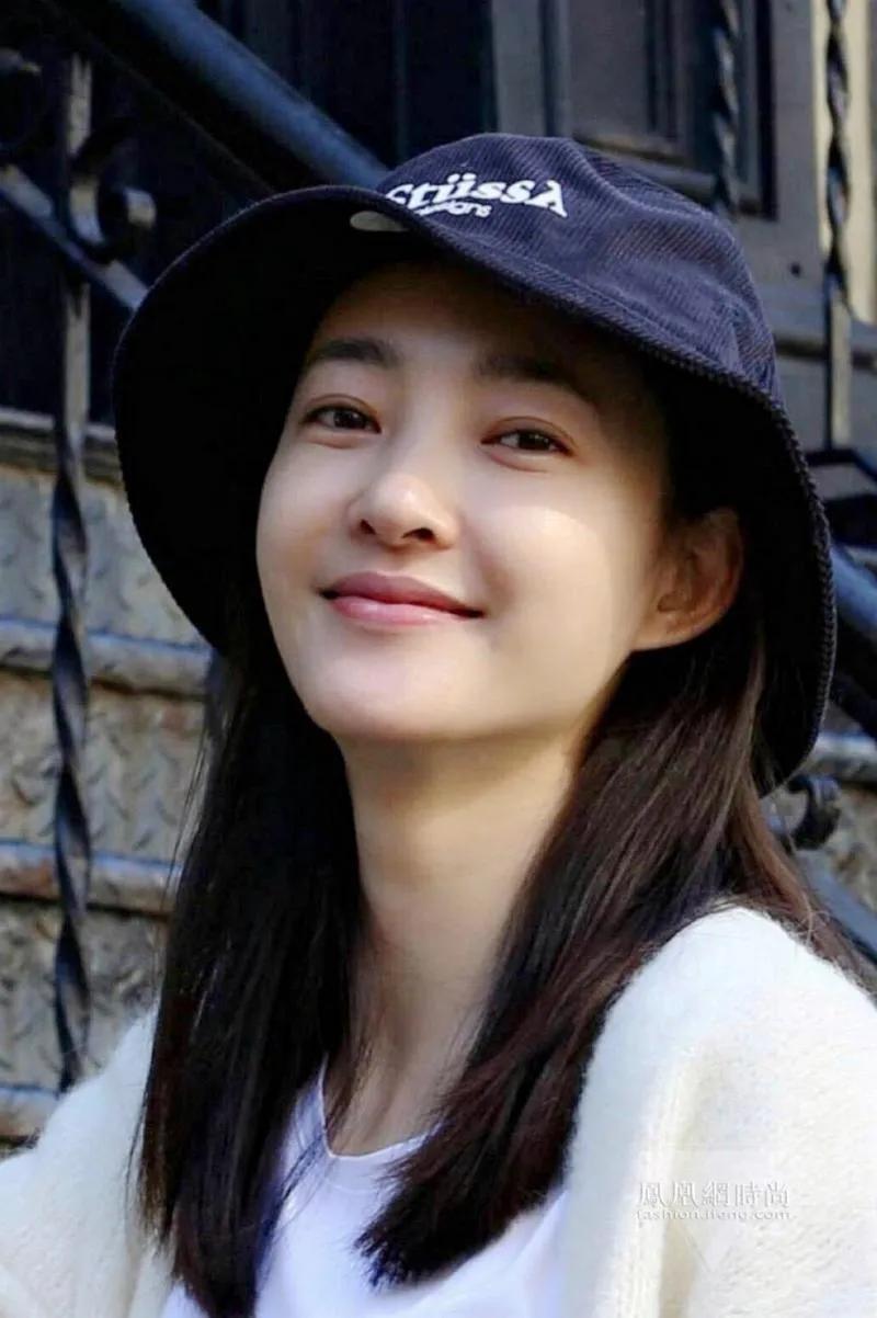 素颜女神王丽坤，离婚风波后首现身，皮肤紧致双腿纤细，状态真不错。