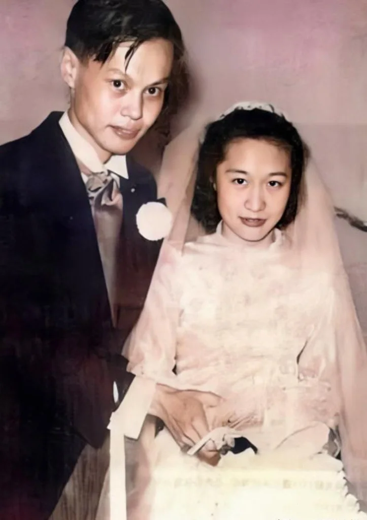 2004年，82岁的杨振宁迎娶了28岁的翁帆，翁帆和他的前妻杜致礼竟然有几分相像...
