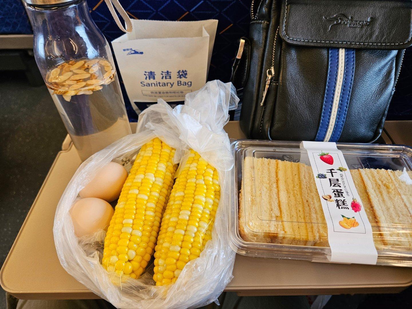 火车上的营养早餐！泡上一杯养生四宝茶就开始吃，土鸡蛋牛肉不可少，我感觉坐火车就是