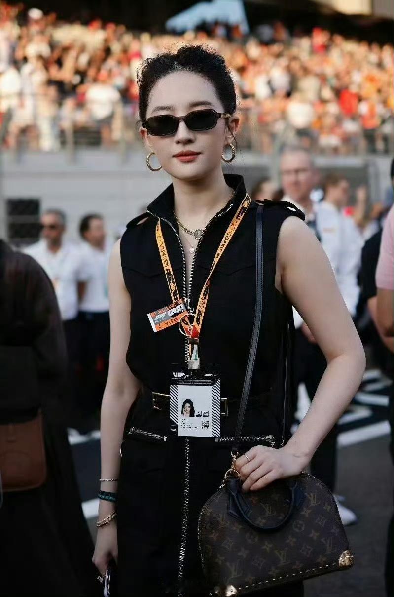 这下好了，
那些想要仿妆模仿刘亦菲的人要哭了？
不是化妆技术不行，而是因为刘亦菲