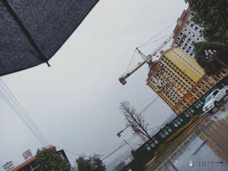 见“看山看水看山水”上联
我脑子便疯狂运转寻下联
此上联妙在 “看山” “看水”