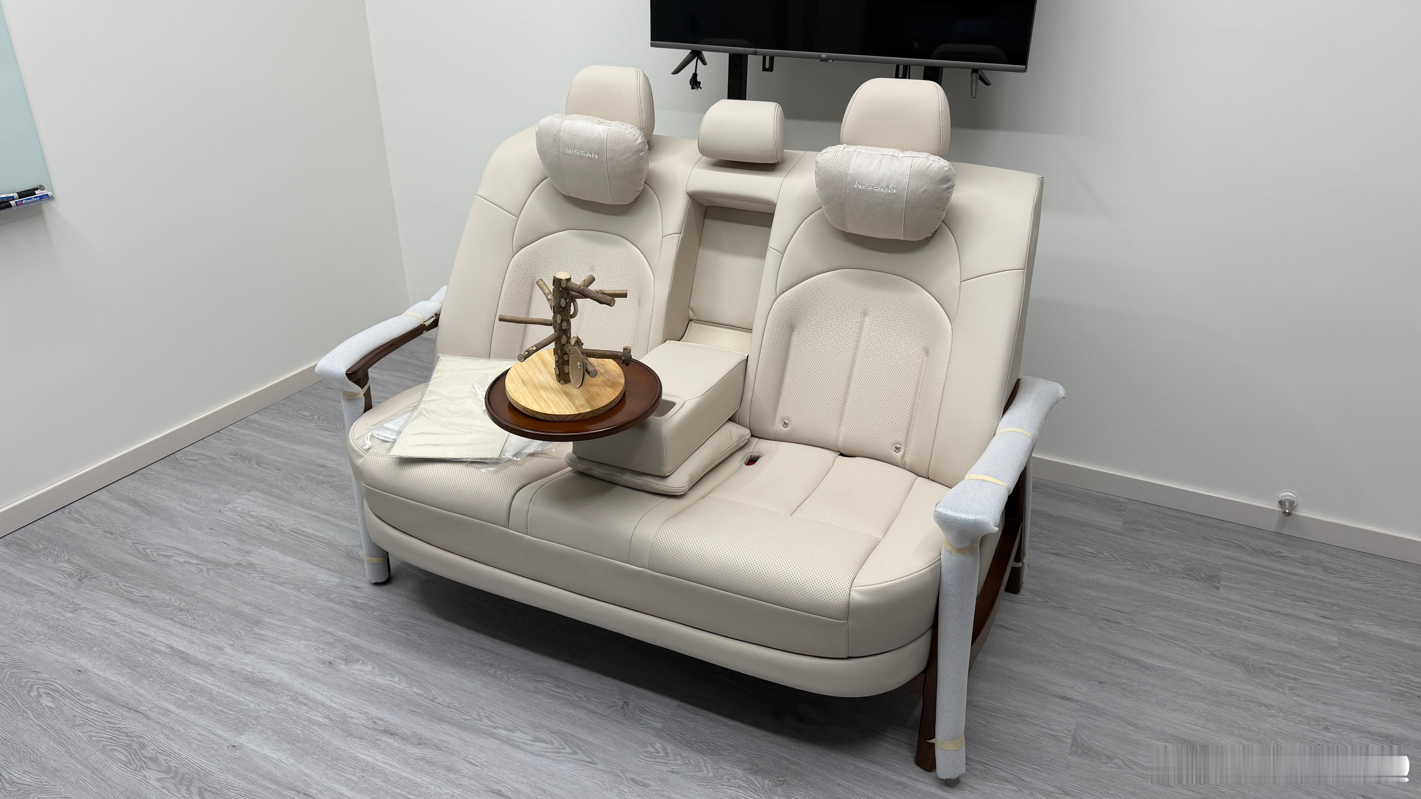 公司新到的日产大沙发，保护膜都还没拆完，就给我尝鲜体验了