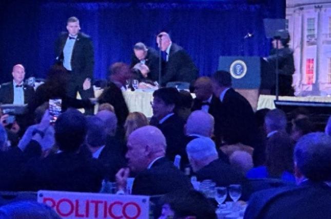 一场总统在场的晚宴，安保为何如此脆弱？
 
最近白宫记者协会年度晚宴规格不低，特