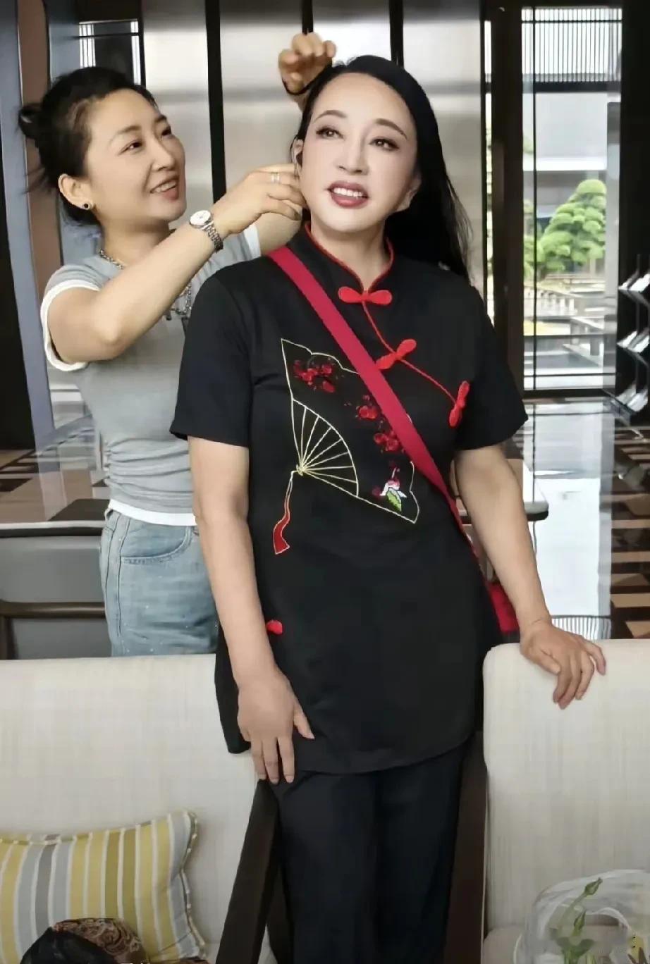 刘晓庆，冻龄美人。
如果不是知道是她，
你会判断这是多大岁数的人[what]