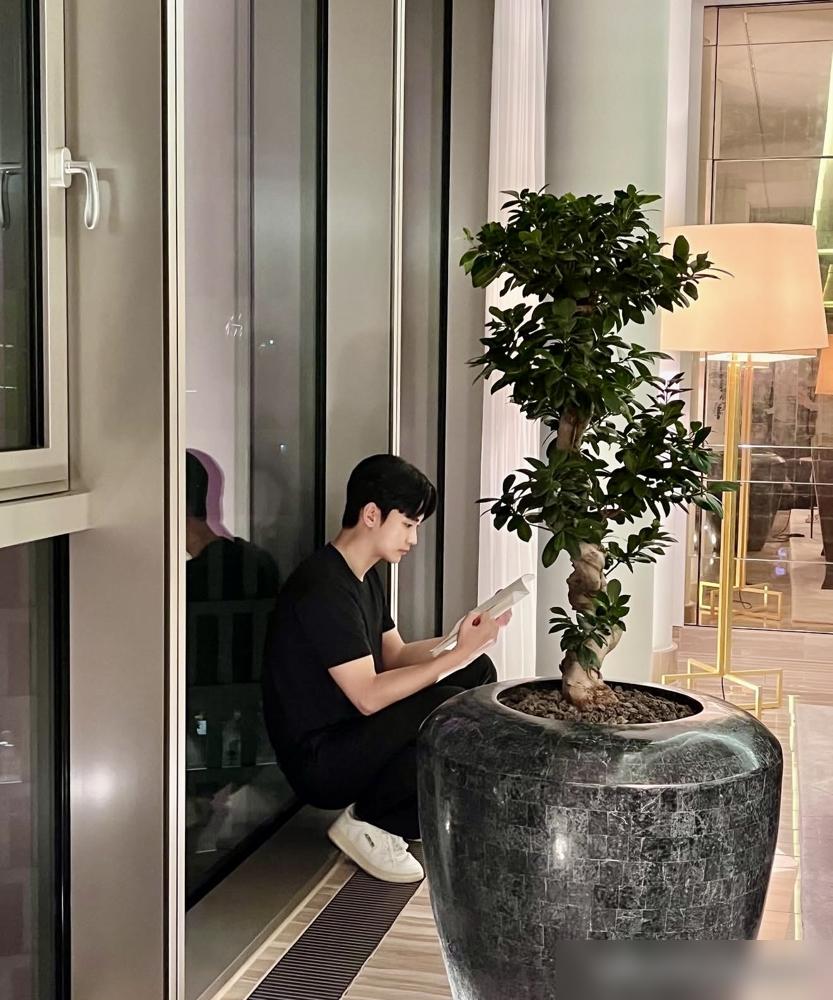 28亿索赔砸头，600亿大剧停摆，金秀贤被曝连保洁都请不起了？
彩妆Dinto