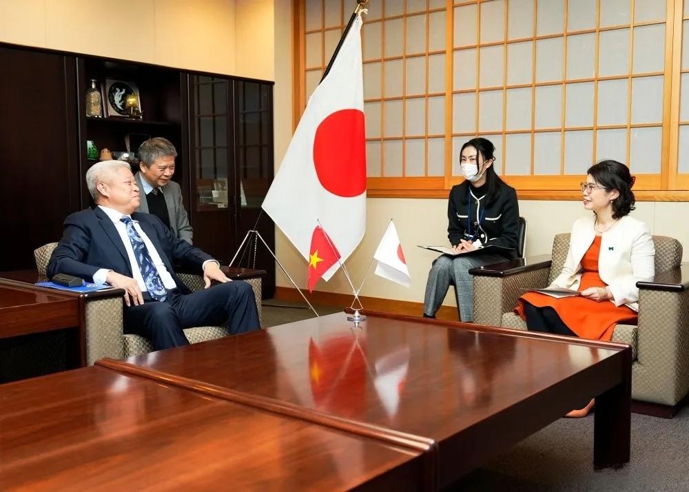 越南这个部长是好样的！12月24日，越南内政部副部长阮孟姜一行访问日本，拜会日本