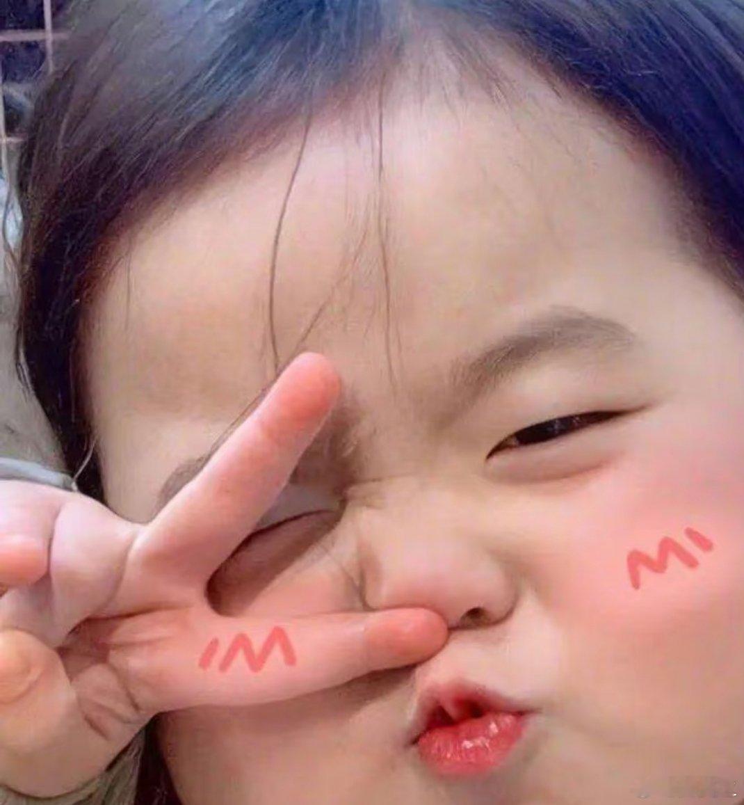 被女儿哄成胚胎了太甜了，被小棉袄一句“爸爸最帅”哄得晕乎乎，瞬间退化成胚胎状态，
