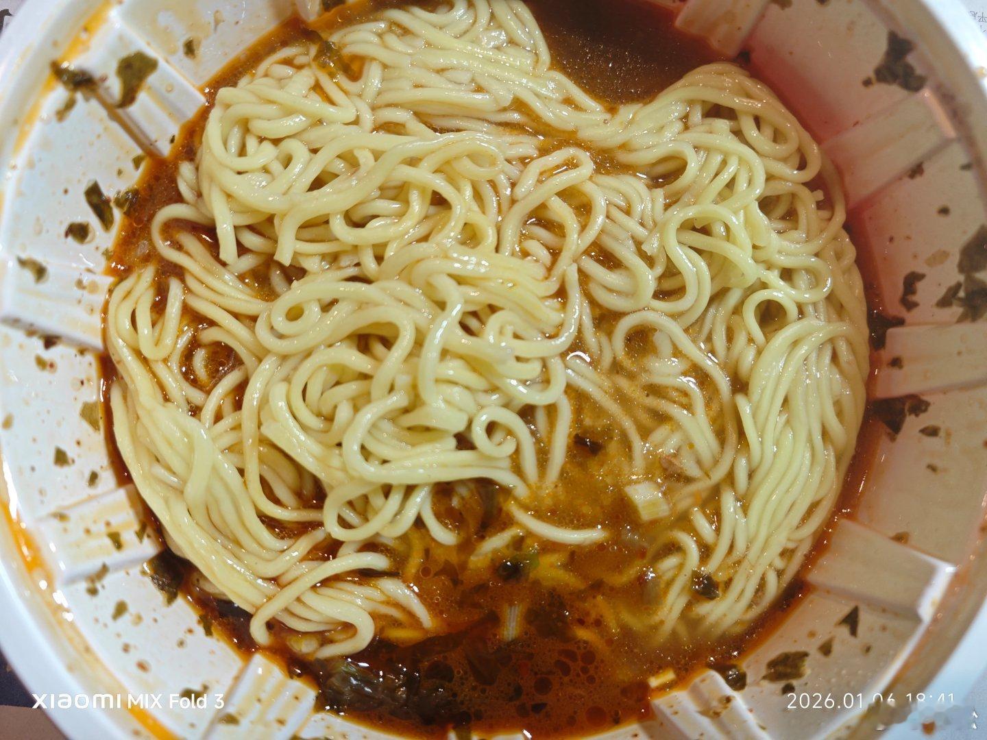 这个重庆小面号称朝阳区回头率第五，但是很一般般。我自己又加了不少调料才吃下去。北