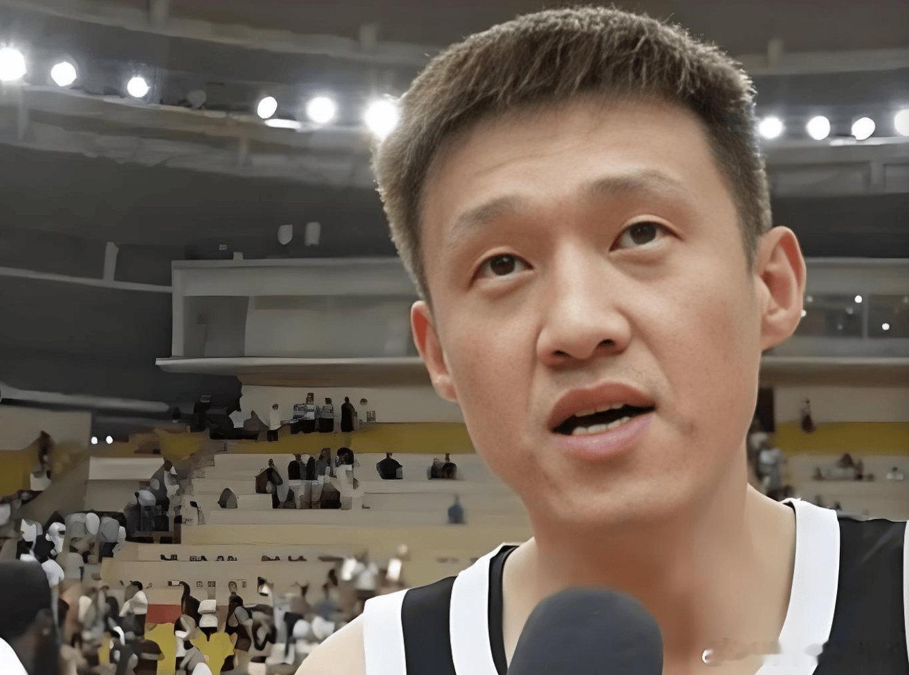 周鹏中肯点评，道出徐杰为何会无缘中国男篮大名单------深圳队主教练周鹏，在近