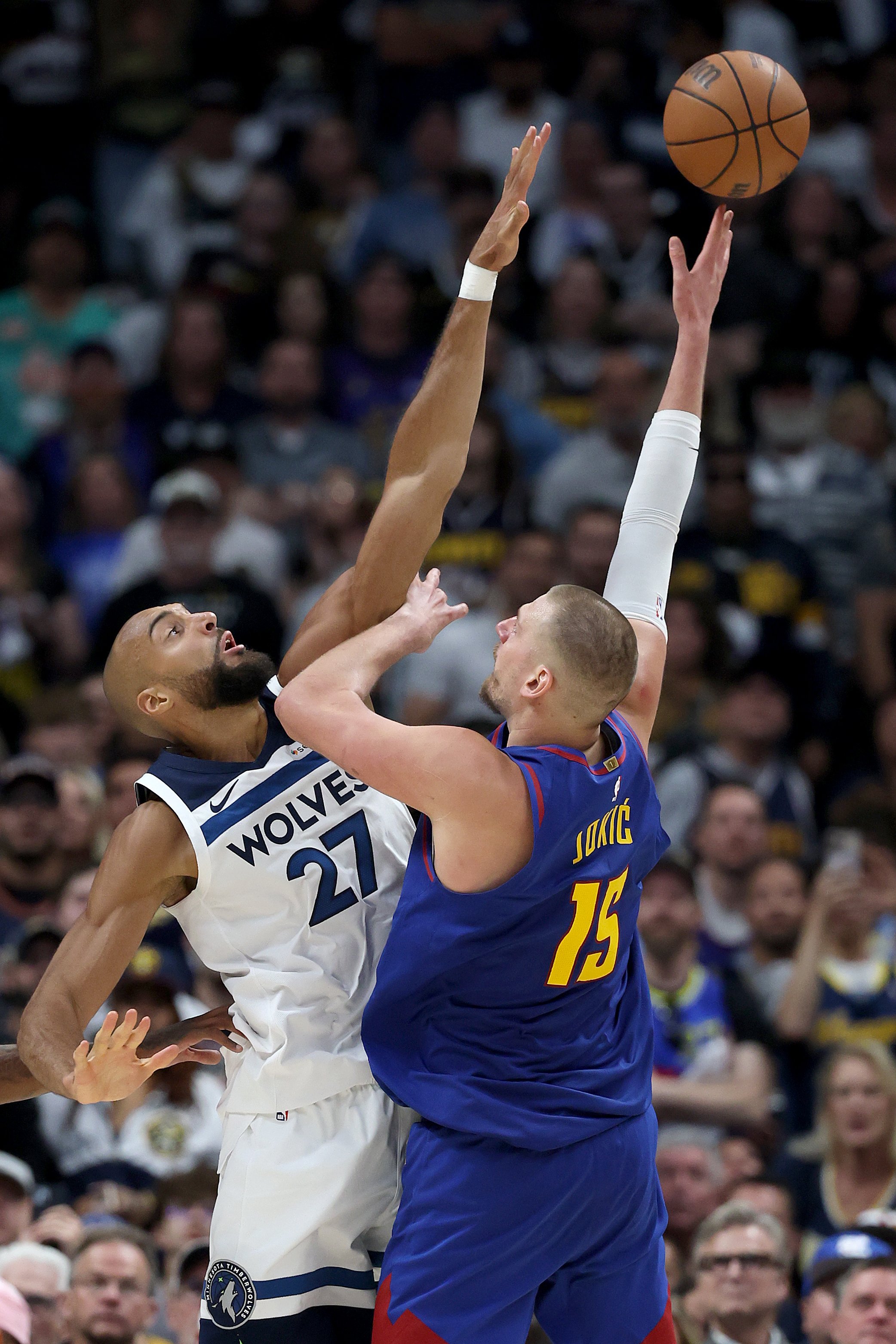 戈贝尔系列赛中把对手篮下命中率相比预期命中率降低17%，他在场森林狼每百回合丢9