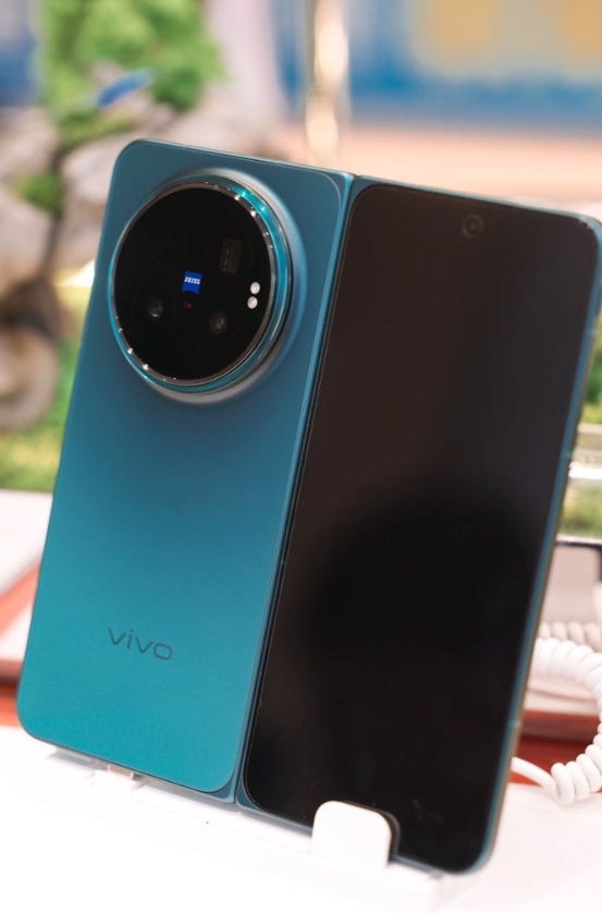 港客北上抢购国产折叠屏 今天是vivo X Fold6 首销日， 我就说折叠屏的