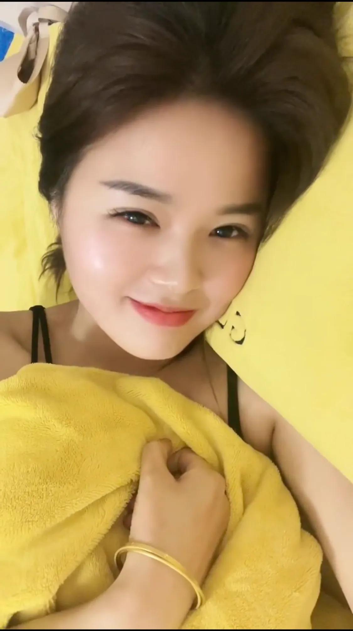 总有人问我，你天天发照片有啥特色啊？
其实我照片没什么特色，就是人特色。[捂脸]