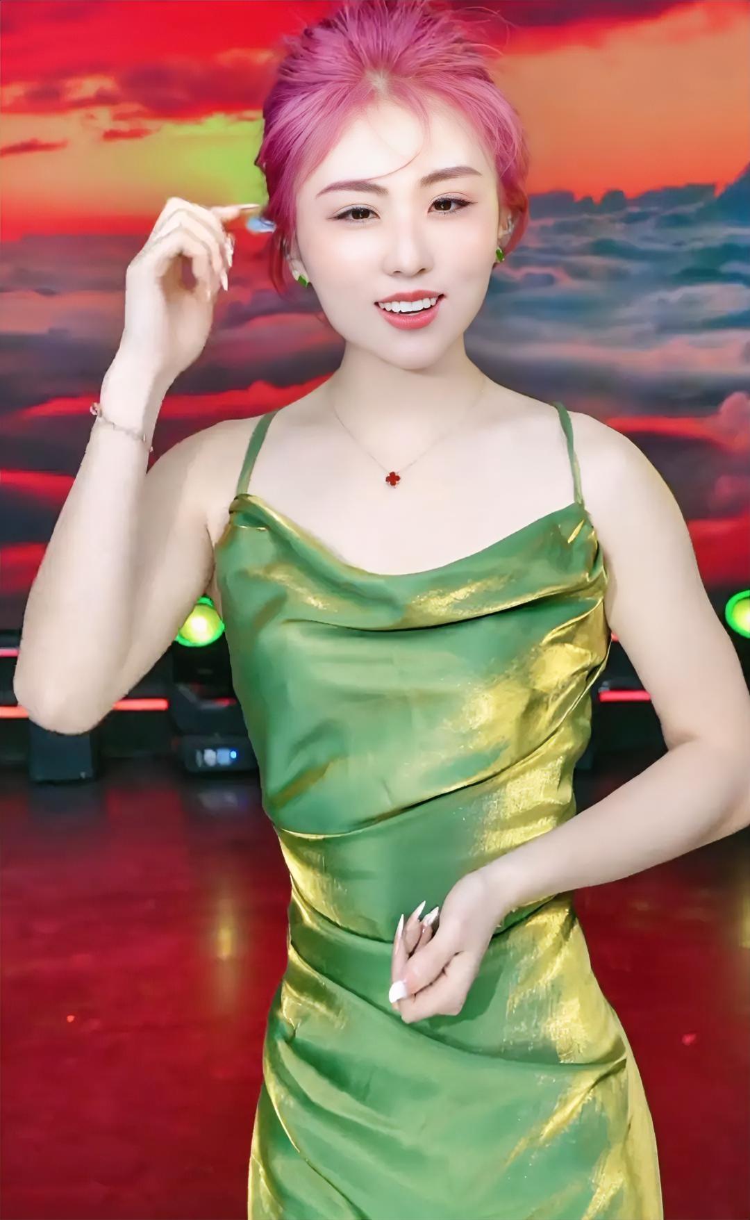 姐妹们，你们有没有试过裸睡？就是那种全身光溜溜钻进被窝的感觉？

说实话，我以前