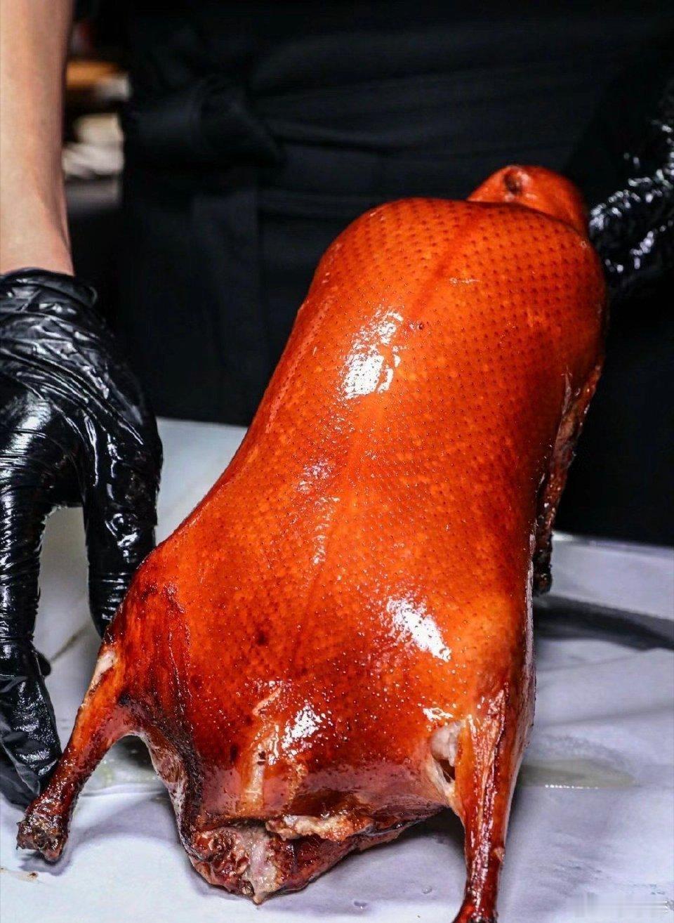 北京烤鸭享誉中外，以独特风味成宴客佳品。十大名菜各有千秋，排名难有定论，但它绝对