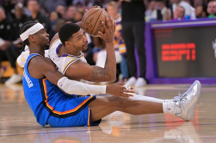 斯玛特给阿门上课：得分手遍地，但防守能让你永远留在场上
看NBA上咪咕视频，火箭