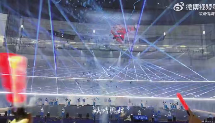 一个字概括张杰演唱会蹦迪环节 耀！舞台光影闪耀全场，张杰化身舞台王者打碟控场，双