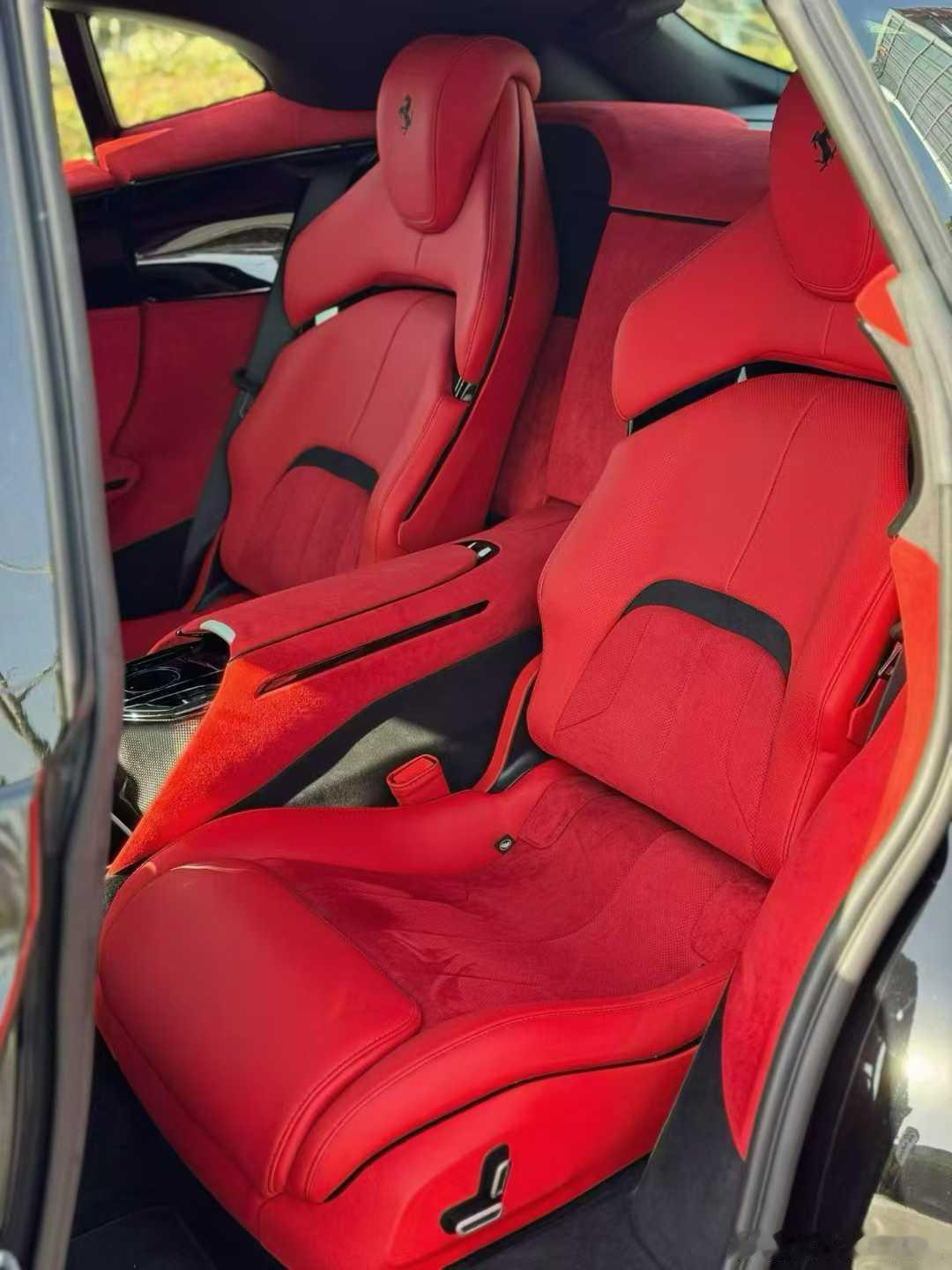 法拉利FUV，外观设计：采用分层式进气格栅、LED光源头灯及贯穿式尾灯组，车顶与