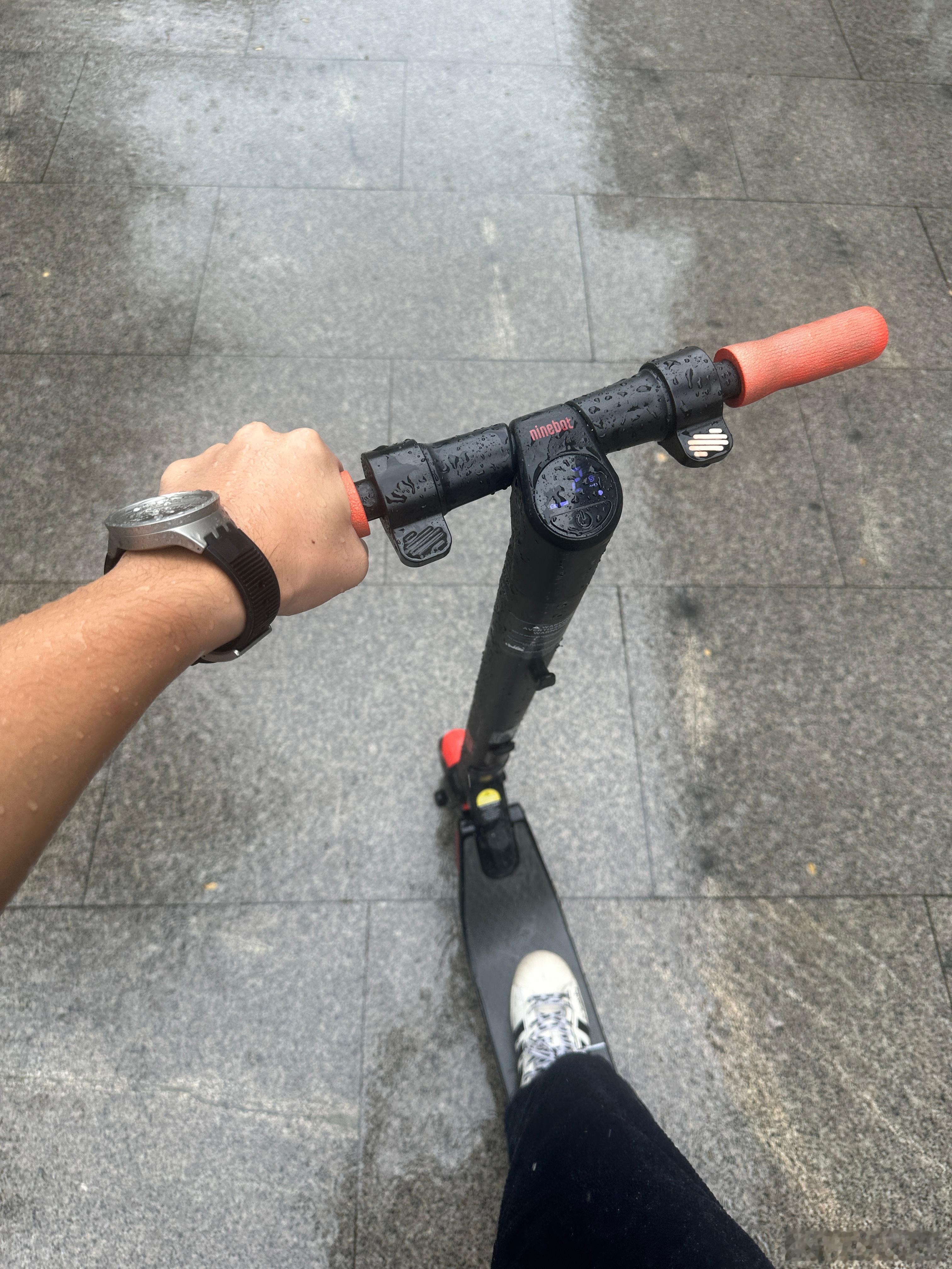 今天被雨浇了两次每次被雨淋到，我都能想起上学时老师说的没有伞的孩子必须努力奔跑但