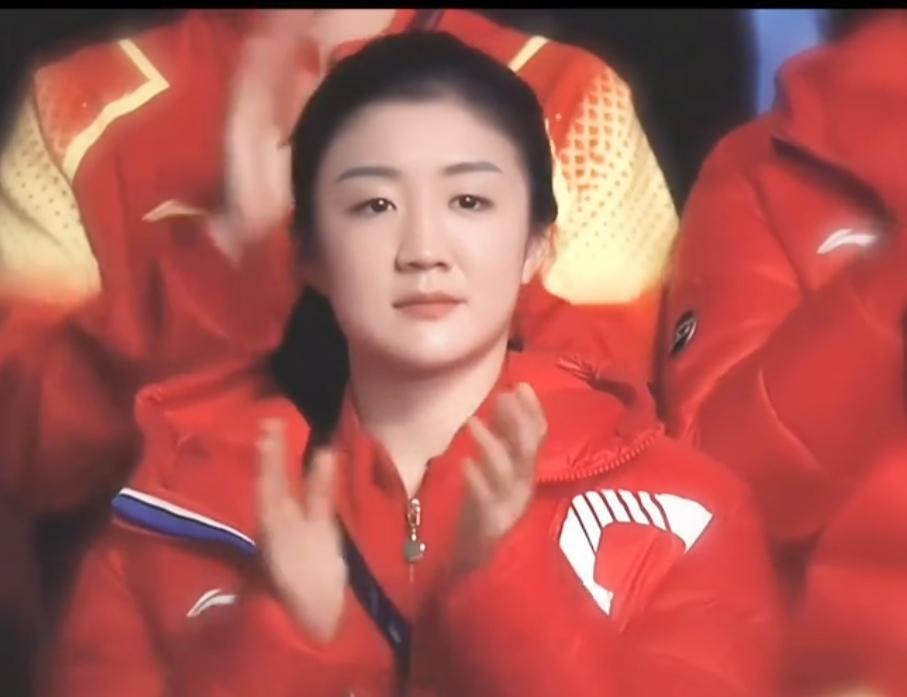 她一笑，世界都稳了。陈梦脸上那份从容，不是凌厉的杀气，是让人踏实的底气。圆润柔和