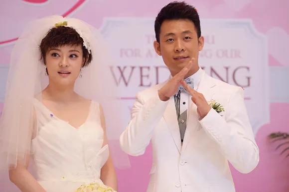 一次采访，记者问张译：“你最喜欢和哪个女演员拍亲密接触的戏份？”张译不好意思地说