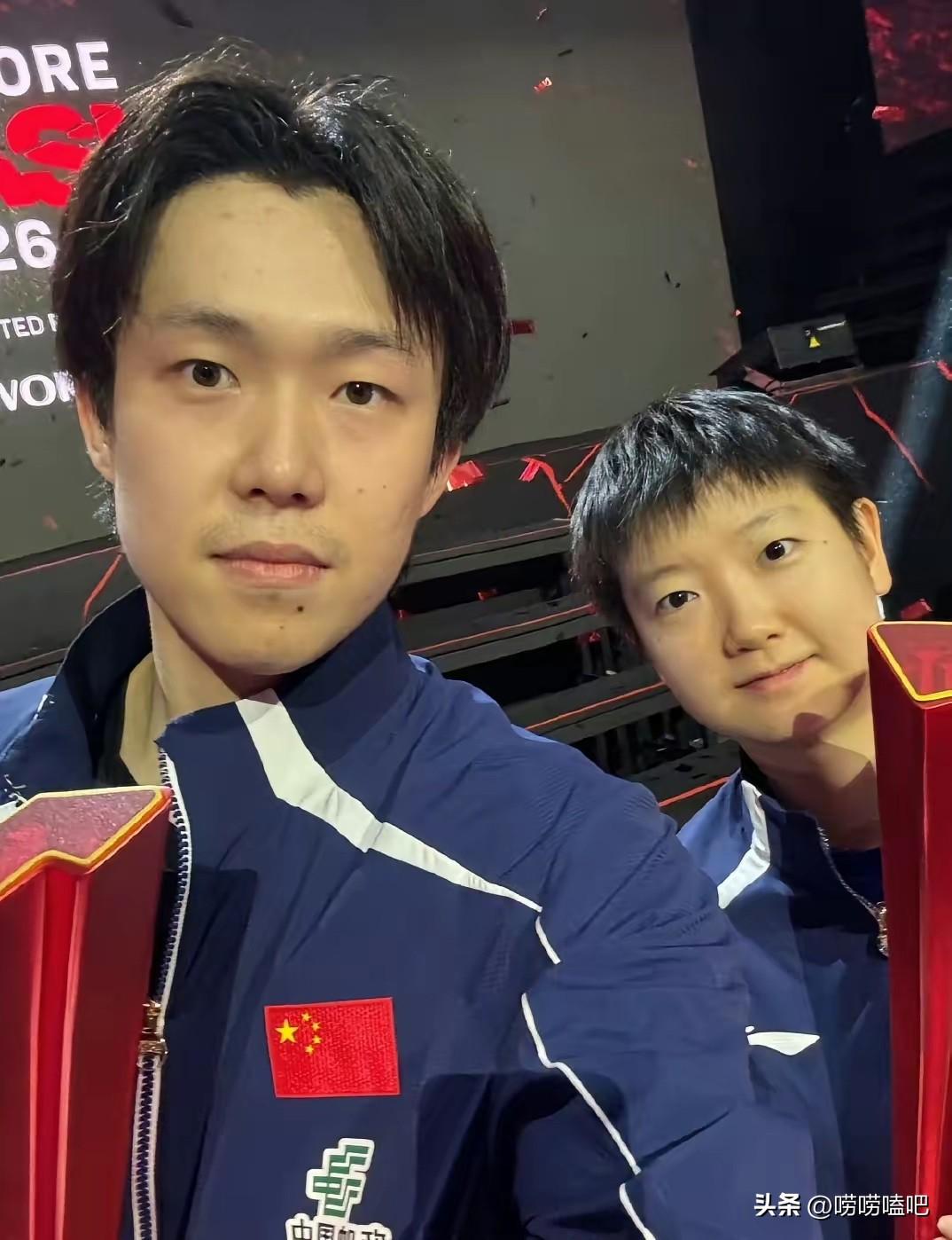 笑不活了！
王楚钦和孙颖莎刚拿完冠军，合影时候俩人的对话够我笑一年。
“一会你拍