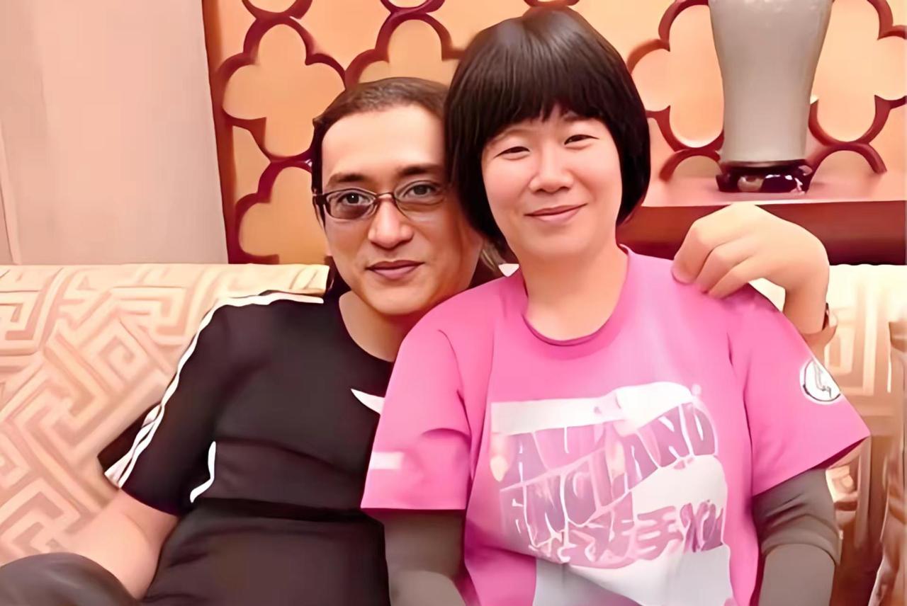 2001年，何鸿燊威胁妹妹何婉琪，让其交出股份，不然就曝光她的丑闻。没想到，何婉