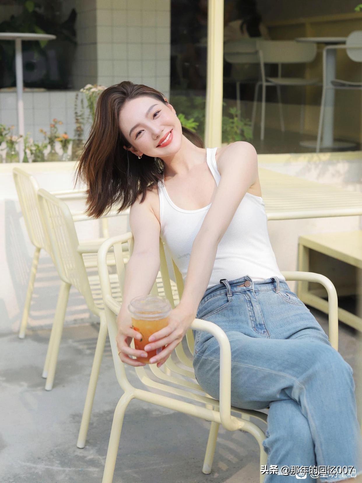 女孩子怎么穿搭既时尚又好看? 夏日清新穿搭，元气满满的一天🌞👗👖👟