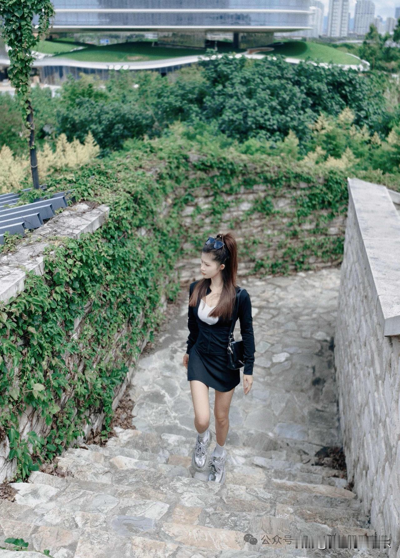 懒人的遛弯套装，好显瘦好慵懒 

在这座城市还在过着早秋的日子~~慢慢的晚间才渐