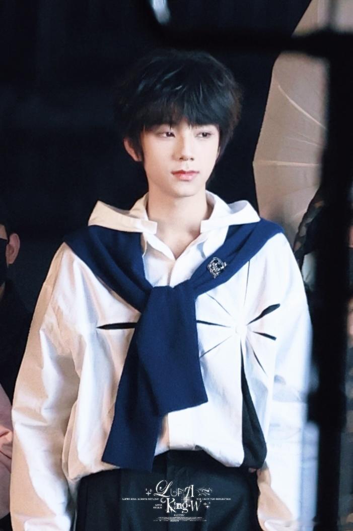 🫐 🫐 🩵猜你想看四代唯一大TOP大帅哥门面主唱 