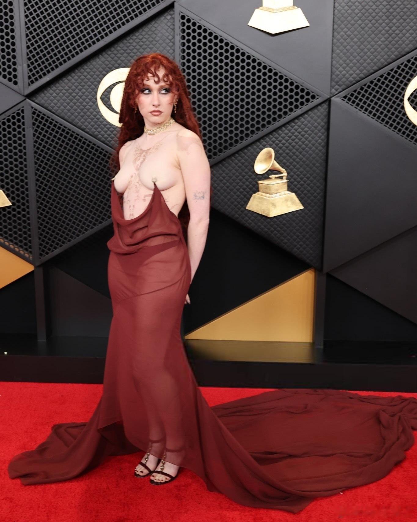 Chappell Roan亮相第68届格莱美 ，穿的Mugler古董裙，这能播吗