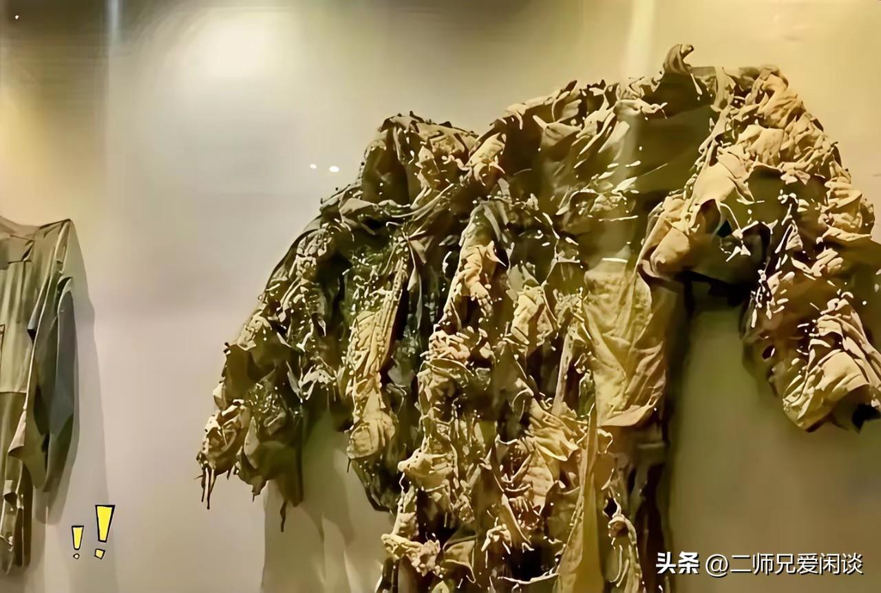 瞬间破防！看这身黄继光烈士牺牲时的军装——弹孔密密麻麻如星，布料早已撕裂成布条，