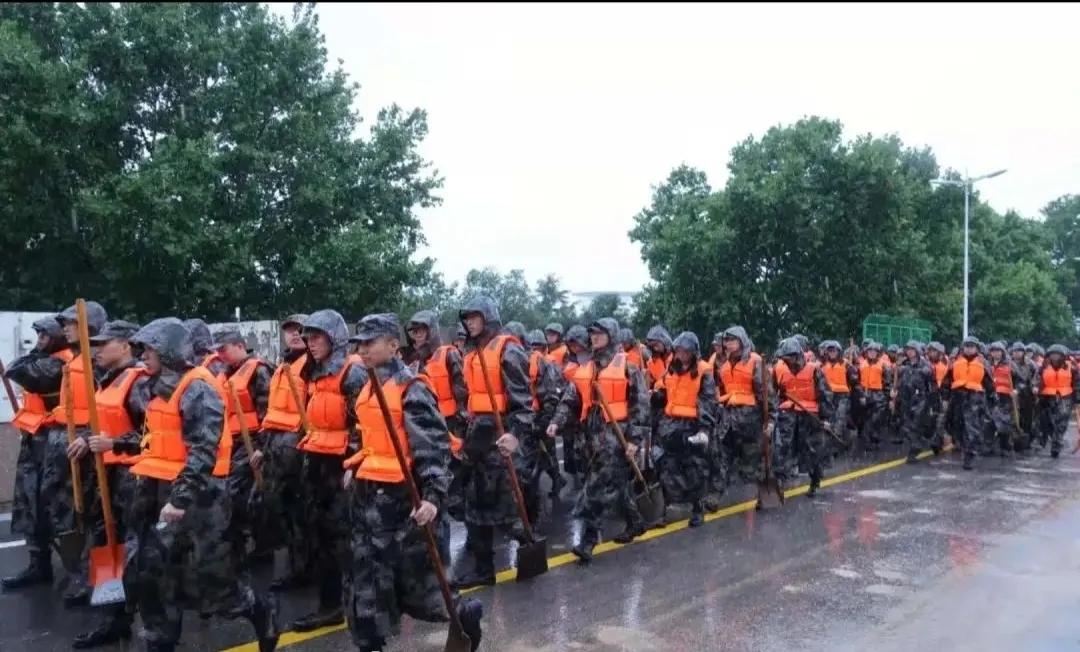 为什么大家都尊重军人军人受到普遍尊重，是因为他们用生命守护国家安全和人民安宁。在