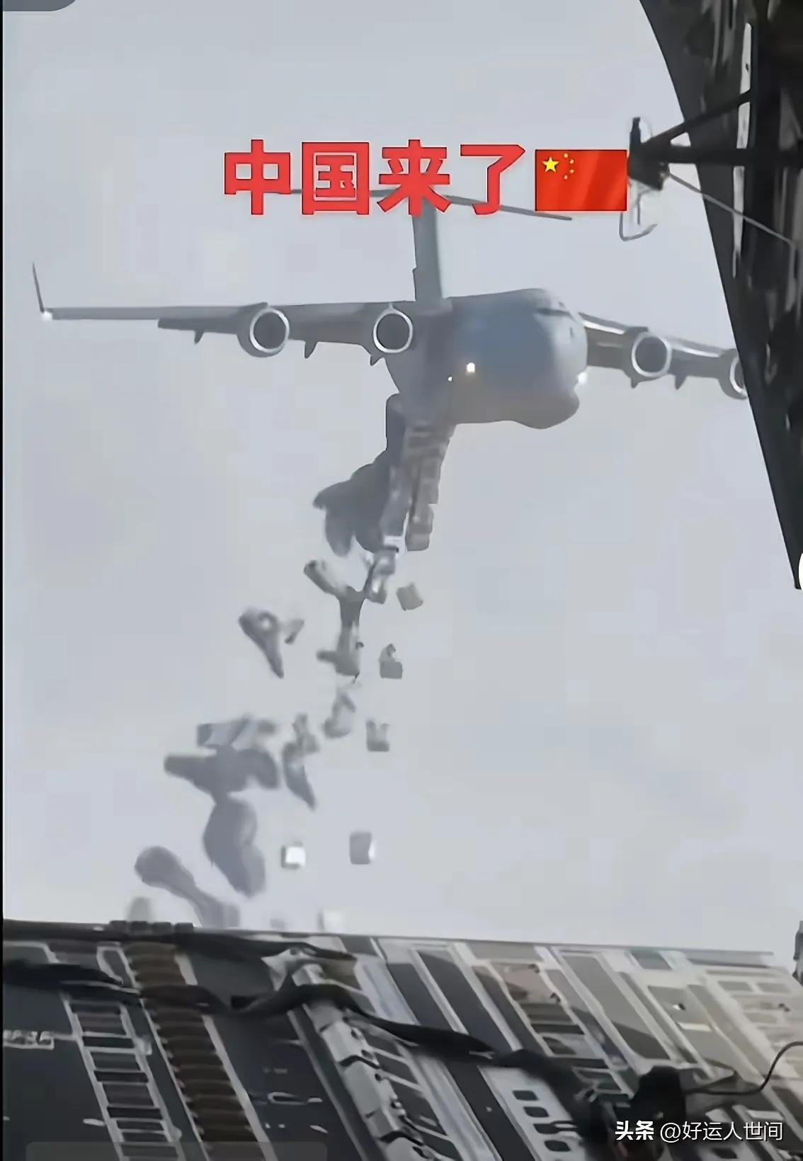 这世界我来了，这就是中国人！
同样是飞机掠过天际，有的国家丢下的是硝烟与破坏，中