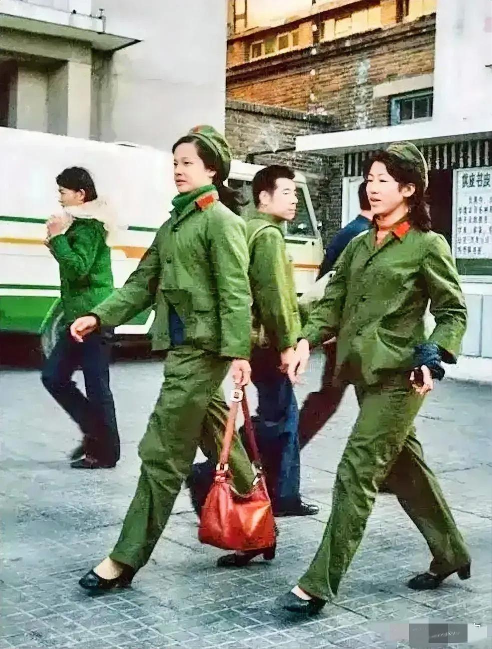 1970年，沈阳街头，两名身穿“65式军装”的女兵，英姿飒爽地仰首阔步，引来了众