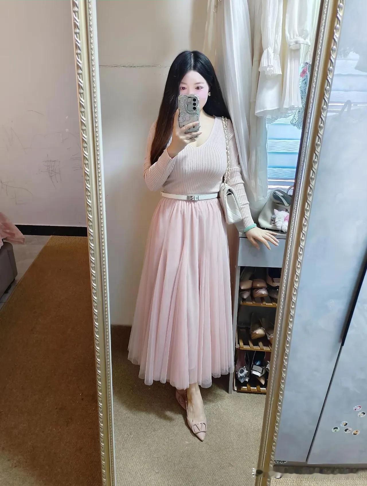 镜中人影，粉裙飘飘。
美女们快来分享自己的穿搭吧！ 职场穿搭怎样更显女人味?