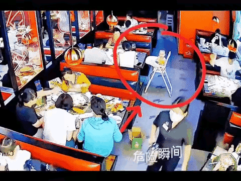 这样大意带孩子，无疑于致孩子于险境，出事难免。