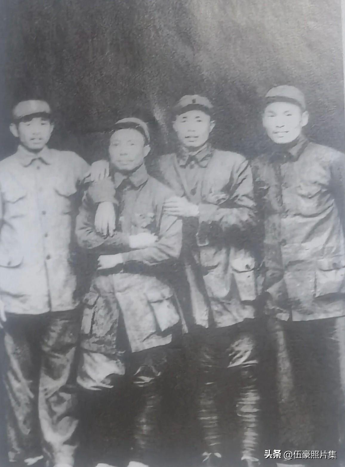 1947 年，赖春风（右二）任新四军五师十四旅副旅长时与战友合影。赖春风时年34