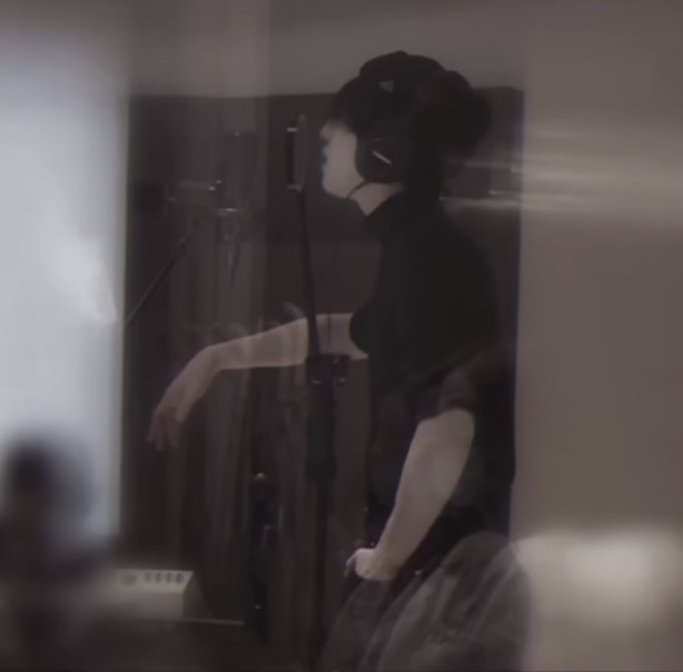 严浩翔把手搭在录音室麦架上就会有种浑然天成的苏感 