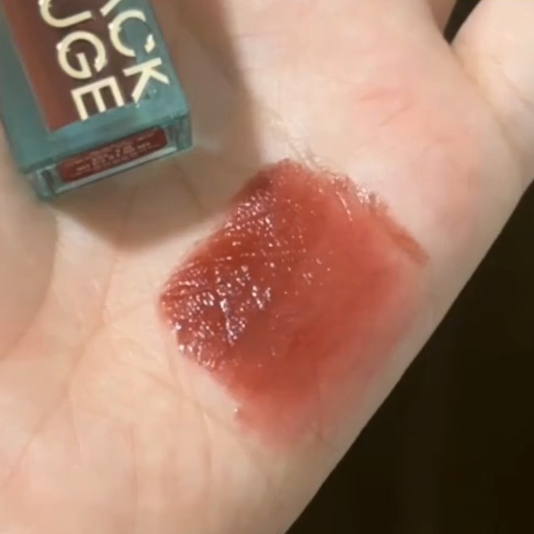 红棕唇色真的是黄皮亲妈本妈！不仅显白，还超有高级感，像喝了一杯热可可的温柔感。 