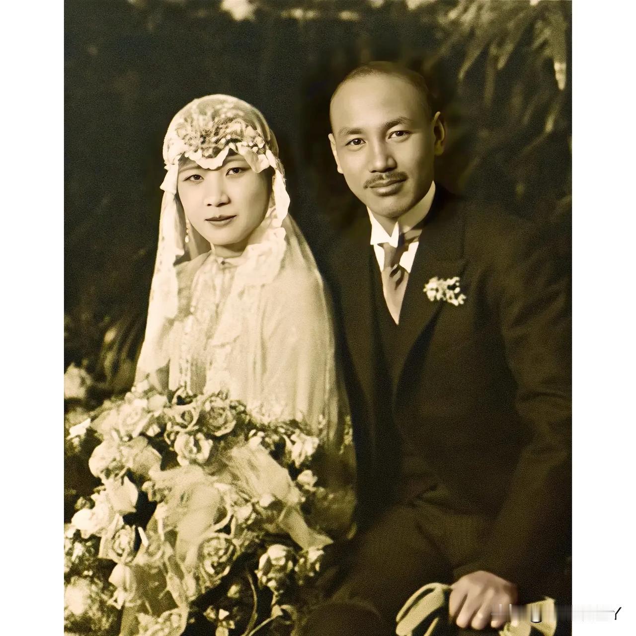 新婚燕尔的宋美龄和蒋中正，这张老照片摄于1927年的上海。
