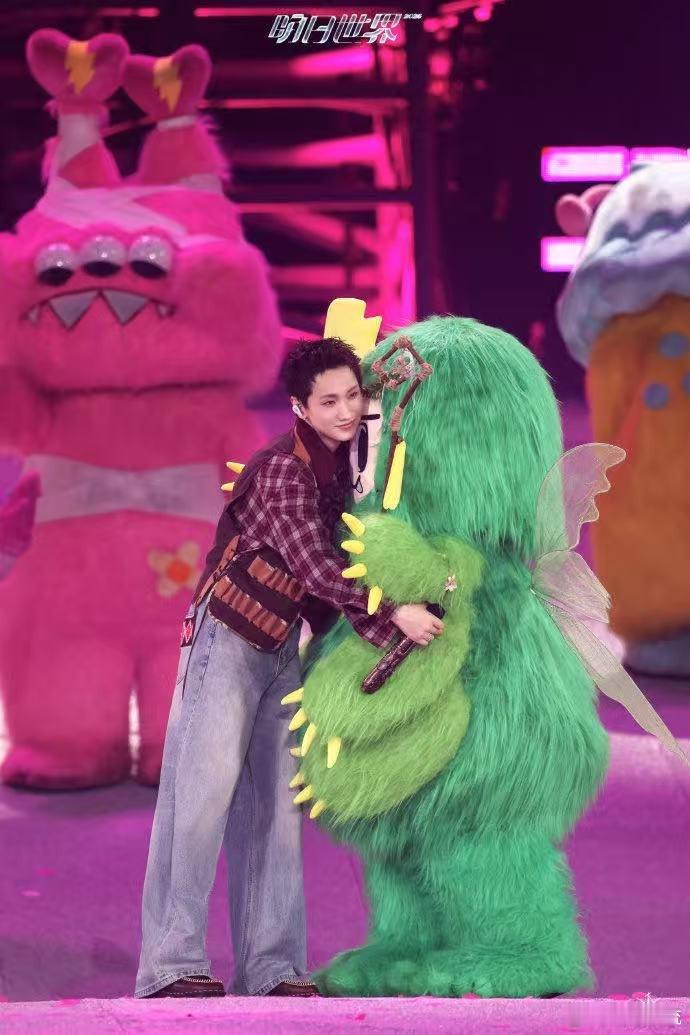 汪苏泷跑了一圈90度鞠躬12秒汪苏泷穿了一本情书演唱会落幕依旧满满诚意，绕场奔跑