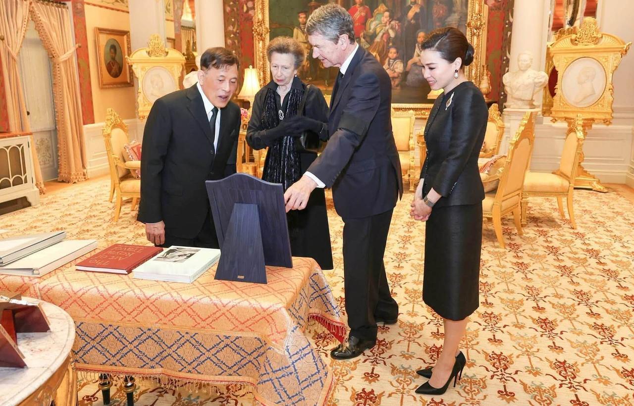 前段时间，英国安妮公主和驸马蒂姆去韩国以及泰国各访问了几天

重点主要在泰国那程