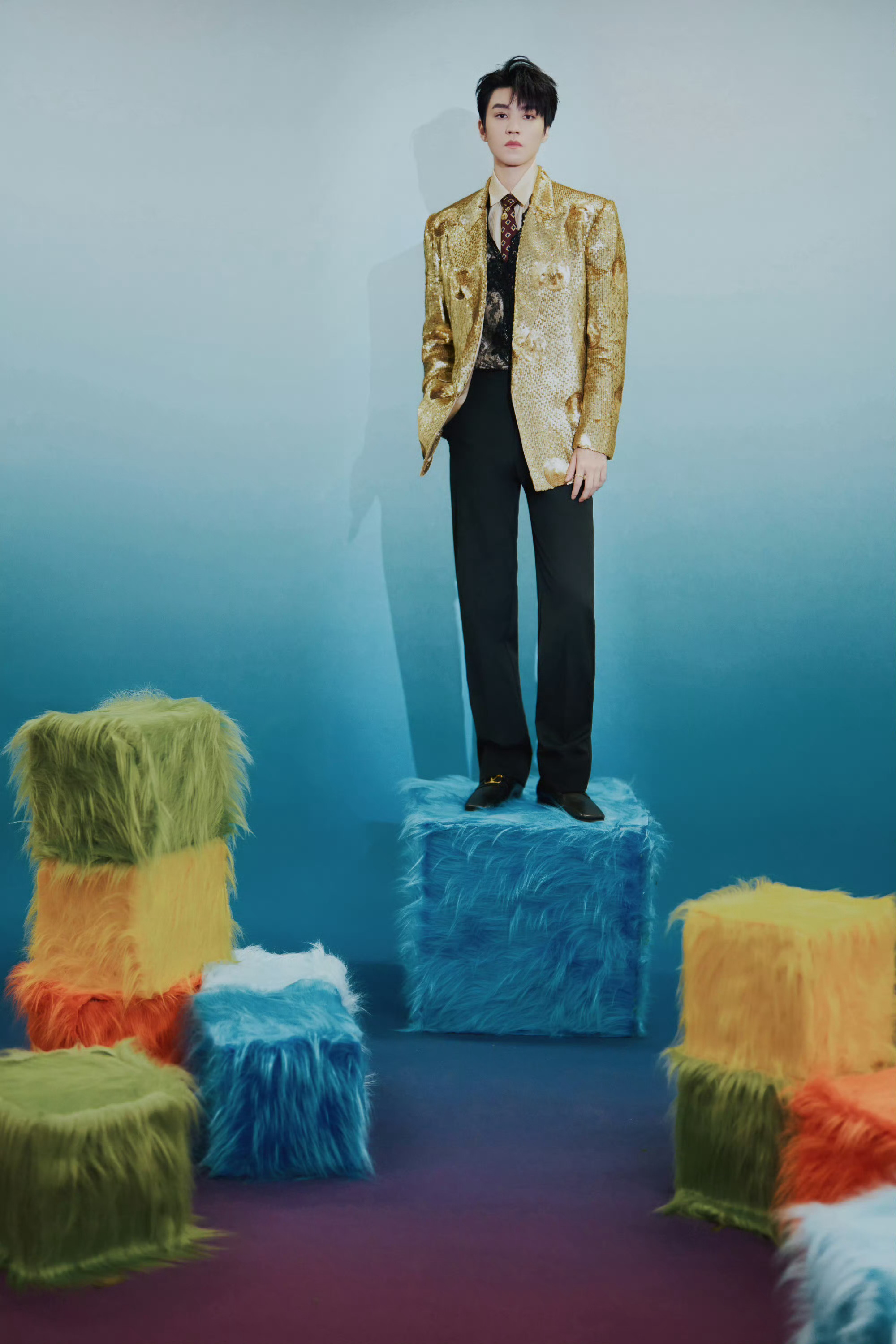 王俊凯  QQ音乐巅峰之夜造型图集，一晚三套look！精彩舞台之外，造型也不含糊