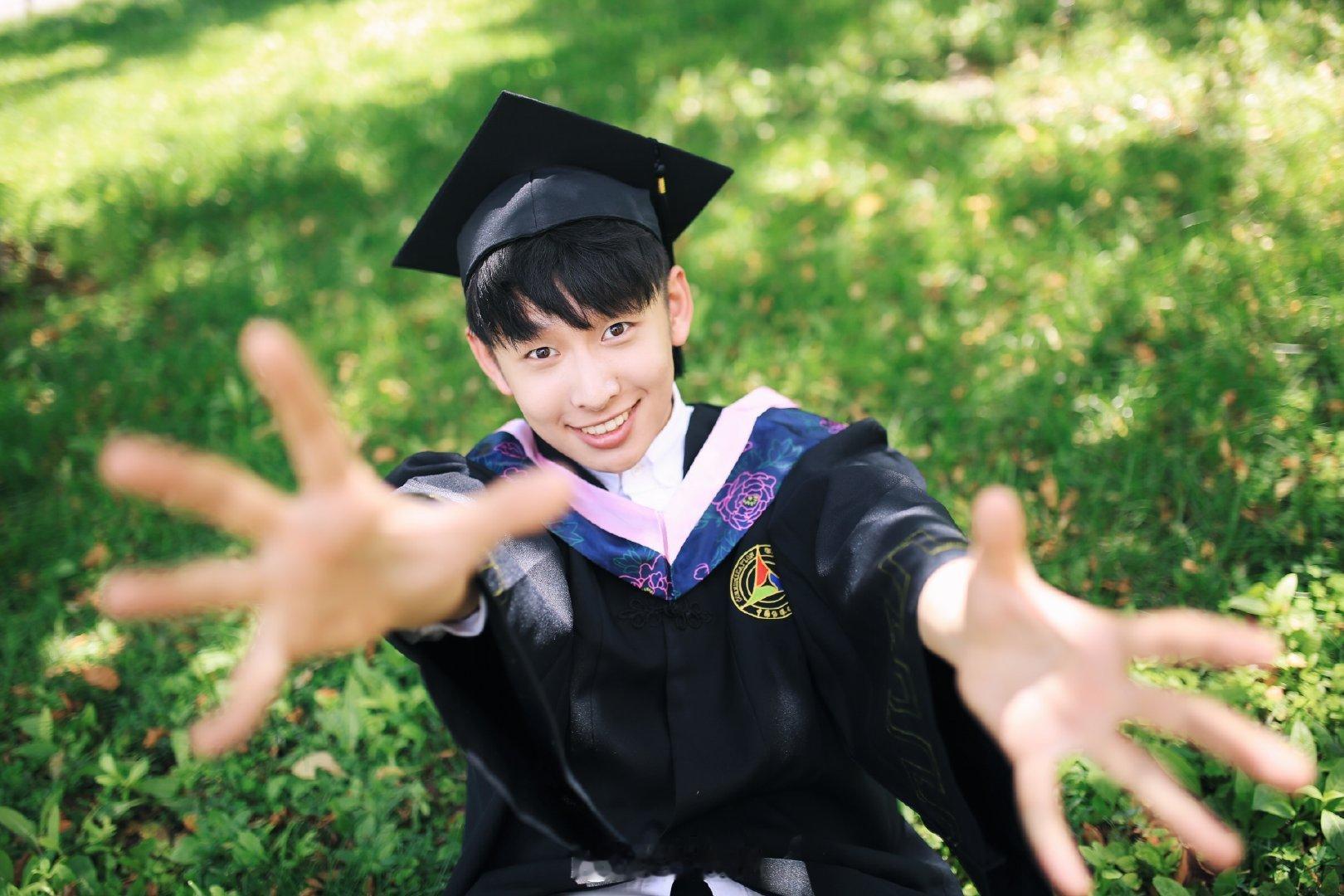 #齐思钧学士服毕业照#男大齐齐来咯[汪洋海蓝比心]这组学士服毕业照笑得好开心哇，