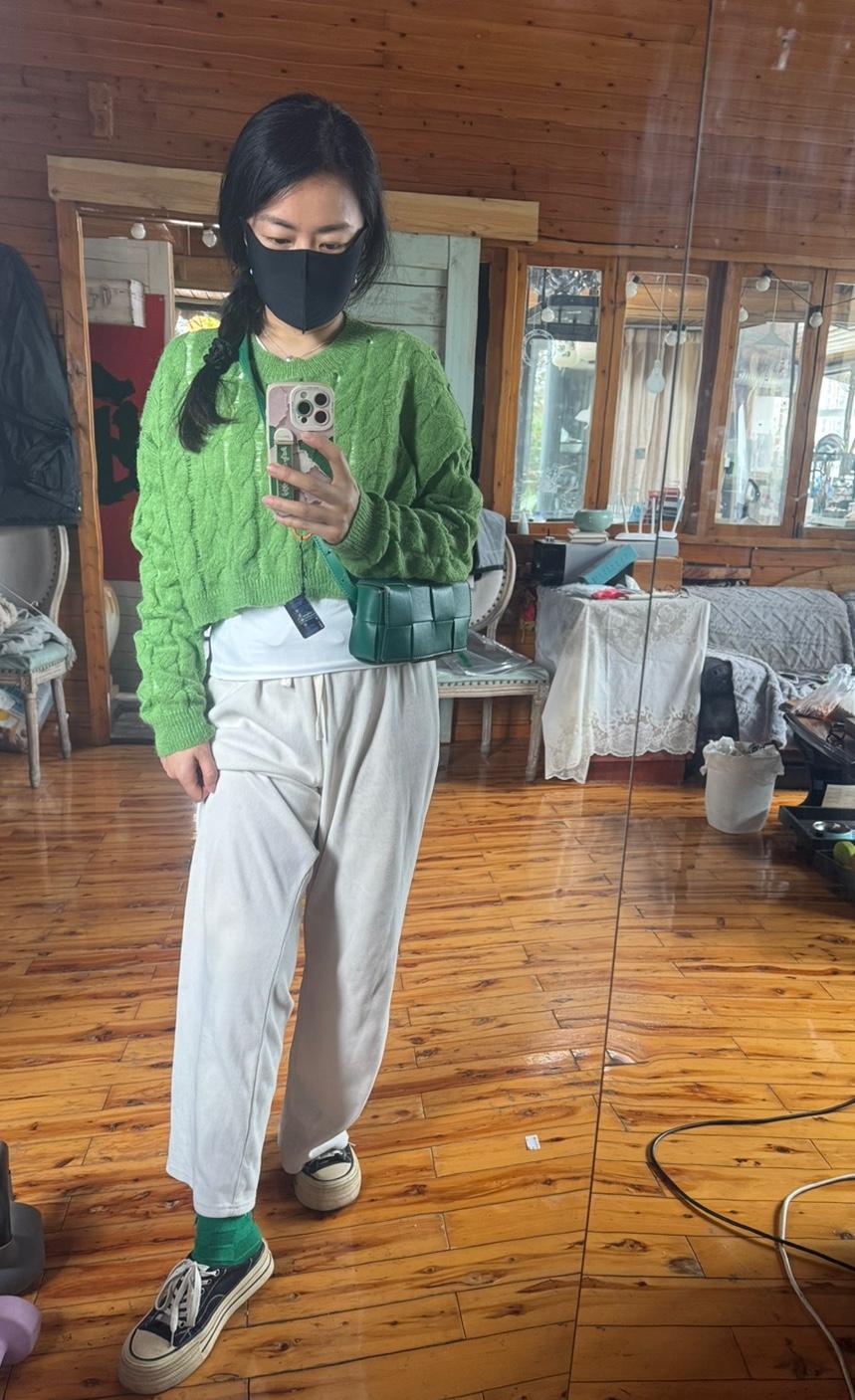 51岁老公和47岁的我。

今天准备送爸妈去郊区住，我们顺便也去过个周末。

春