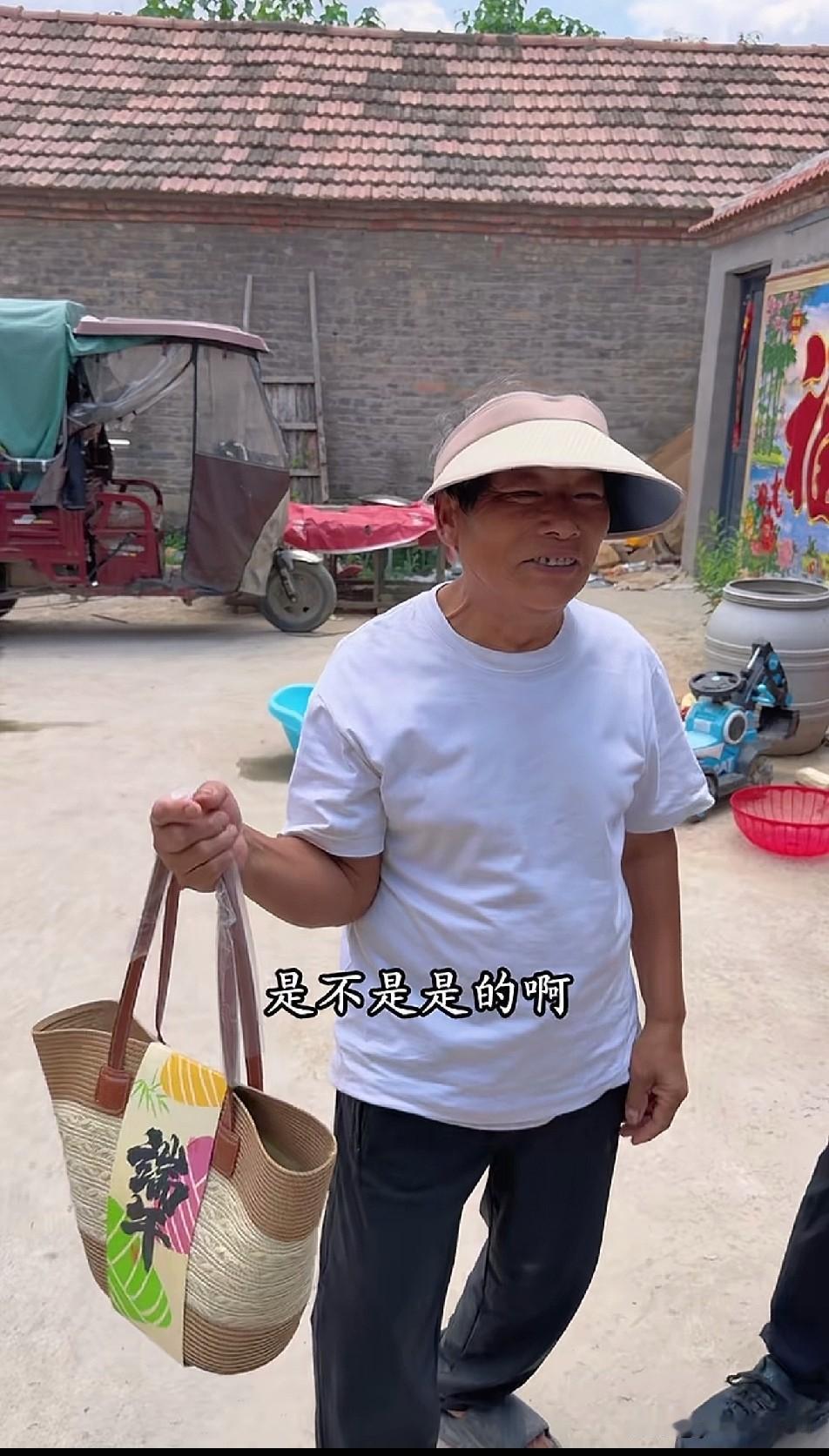 树兰打扮的越来越紧致了，这帽子一戴看着真不错