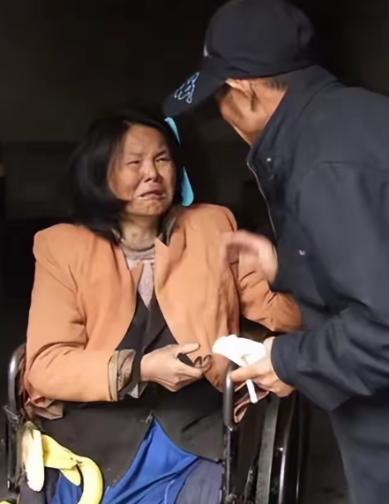 2001年，山东单县，43岁光棍在街头捡回一位截瘫女子，不料，女子半年后突然提出