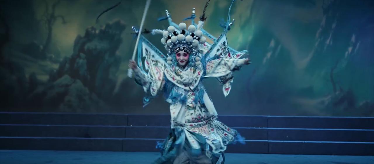 毛主席和传统戏曲
    毛主席爱看京剧，他对剧情、唱词很注意，对服装道具也看得