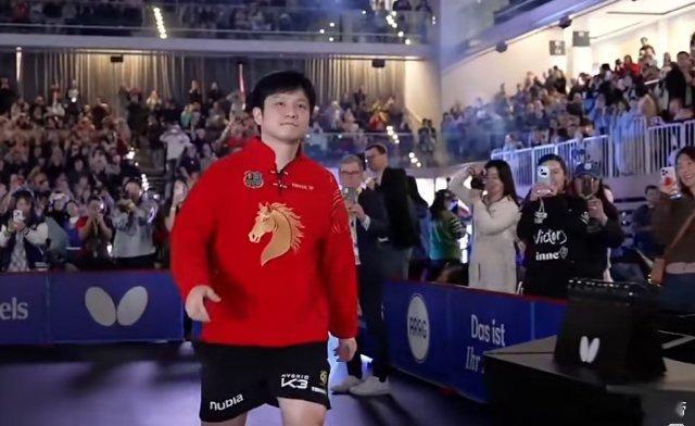 樊振东身穿中国红队服一眼惊艳！樊振东身穿中国红队服亮相赛场，红衣衬得气场全开，挺