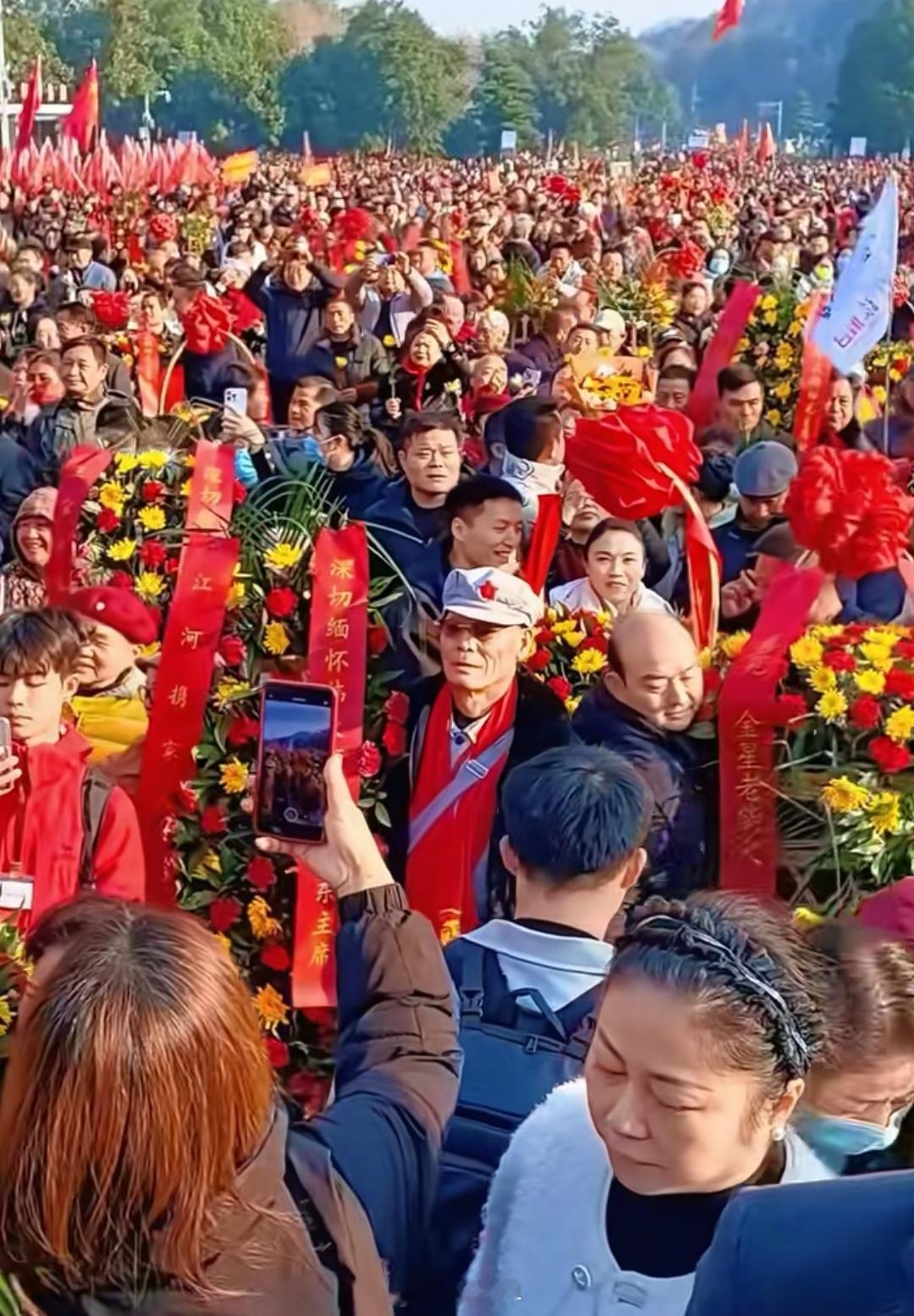昨天数万人给教员献花。你见过谁的生日是这样的？记住一个词，自发！从来都是自发！ 